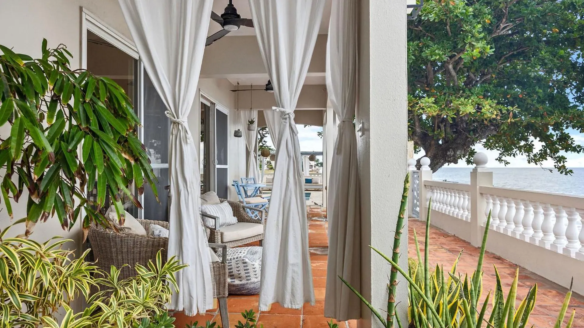 Tres Sirenas Beach Inn Rincón